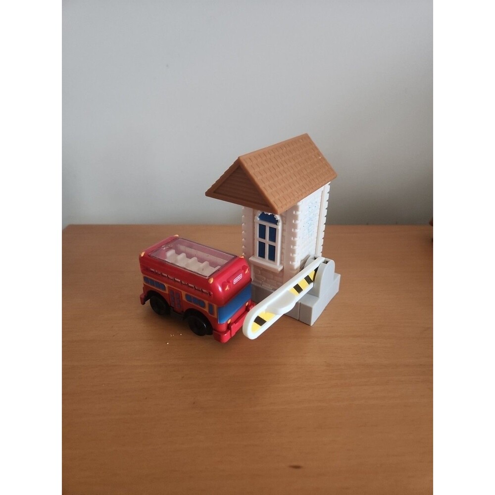 GeoTrax Highview tours set with double decker bus and building